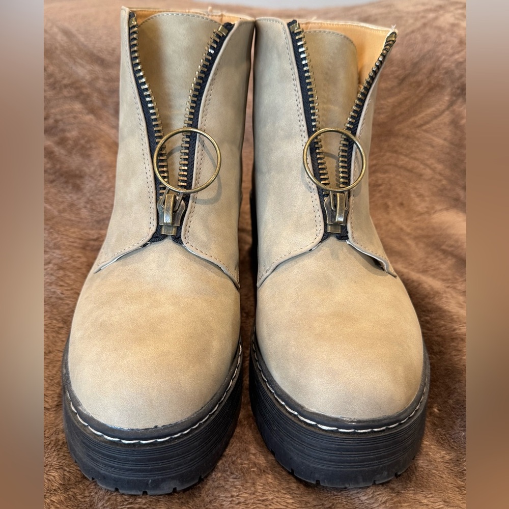 Seven7 “Zoe” Zippered Ankle Boots Bone Color sz 10 EUC